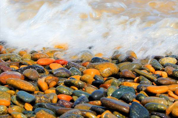 Biển Cổ Thạch với muôn vàn viên đá đủ màu sắc